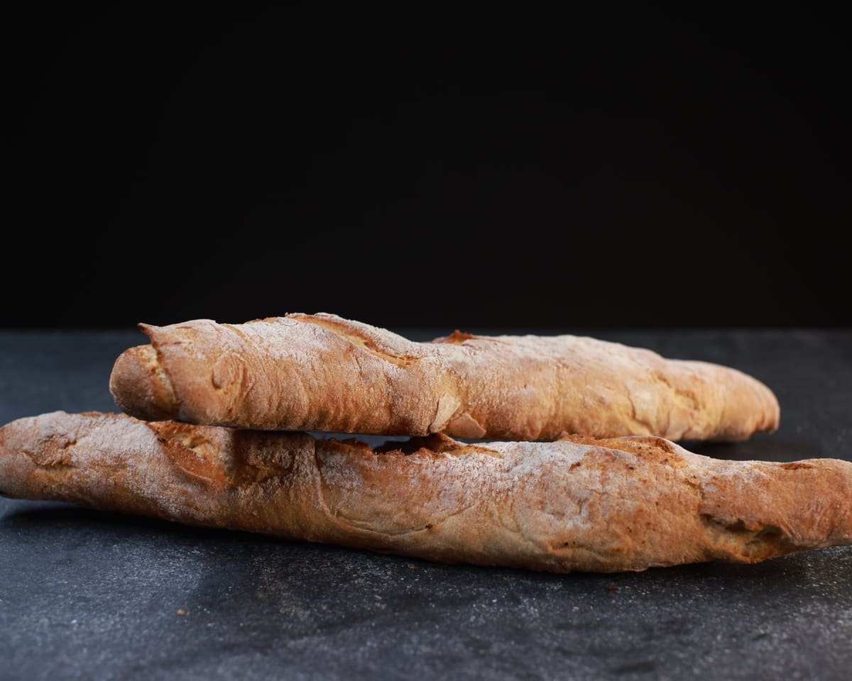 Zwei rustikale Baguettes